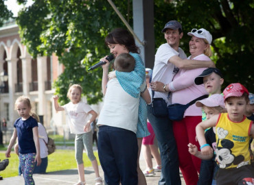 Рэпер ST и певица Саша Попова выступили на инклюзивном пикнике в Москве